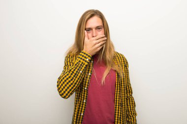 Sarışın adam uzun saçlı ve uygunsuz bir şey söylediğin için el ile ağız kapsayan kareli gömlek ile