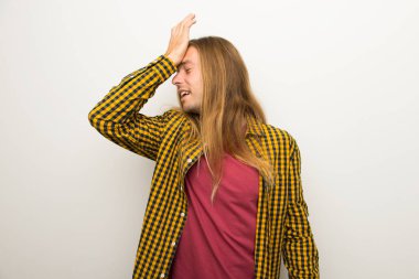 Sarışın adam uzun saçlı ve kareli gömlek ile bir şeyin farkına vardım ve çözüm isteyen vardır