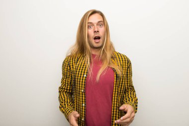 Sarışın adam uzun saçlı ve sürpriz ve şok yüz ifadesi ile damalı gömlek ile