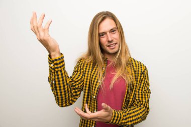 Sarışın adam uzun saçlı ve kareli gömlek eller yanına gelmek için davet için uzanan ile