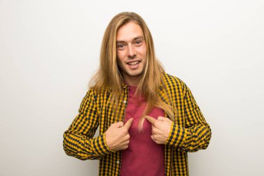 Sarışın adam uzun saçlı ve sürpriz yüz ifadesi ile damalı gömlek ile