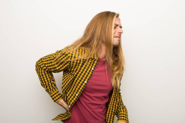 Sarışın adam uzun saçlı ve kareli gömlek için bir çaba yapılmış olan sırt ağrısı muzdarip