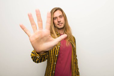 Sarışın adam uzun saçlı ve kareli gömlek beş parmak ile sayma ile