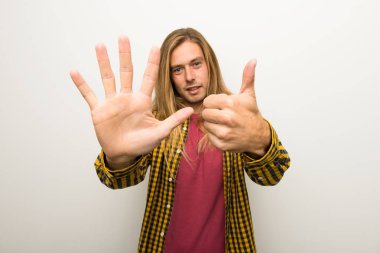 Sarışın adam uzun saçlı ve kareli gömlek altı parmak ile sayma ile