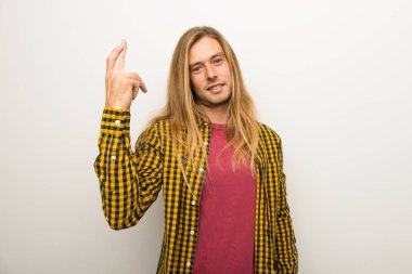 Sarışın adam uzun saçlı ve en iyi dilek ve geçiş parmak ile damalı gömlek ile