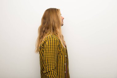 Sarışın adam uzun saçlı ve lateral pozisyonda kareli gömlek ile