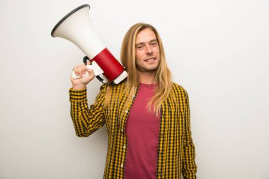 Sarışın adam uzun saçlı ve kareli gömlek bir megafon holding ile