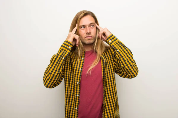 Sarışın adam uzun saçlı ve şüpheleri ve düşünme kareli gömlek ile