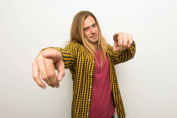 Blond Człowiek Długimi Włosami Kraciaste Koszule Wskazuje Palcem Ciebie Jednocześnie — Zdjęcie stockowe