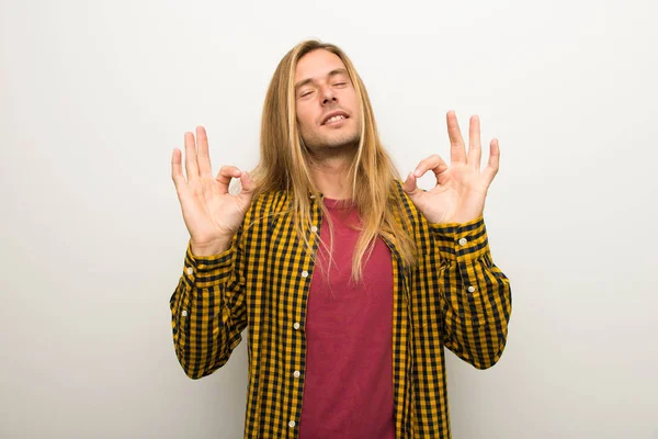 Blonder Mann Mit Langen Haaren Und Kariertem Hemd Zen Pose — Stockfoto
