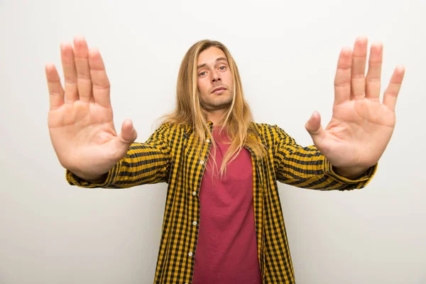 Sarışın adam uzun saçlı ve kareli gömlek dur jest yapmak için bir görüş ile hayal kırıklığına