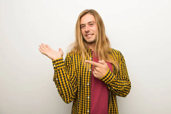 Bir reklam eklemek için sarışın adam uzun saçlı ve kareli gömlek boşaltmak hayali avuç içinde holding ile