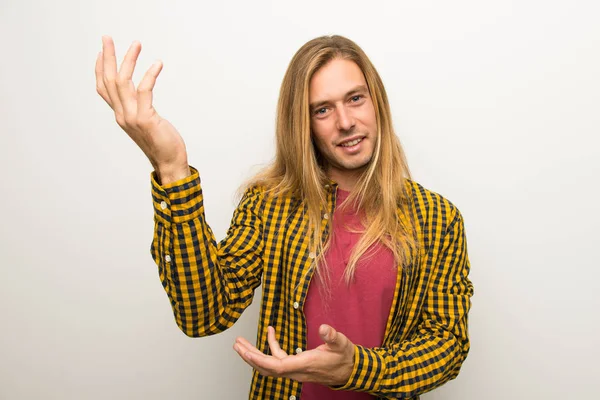 Sarışın adam uzun saçlı ve kareli gömlek eller yanına gelmek için davet için uzanan ile