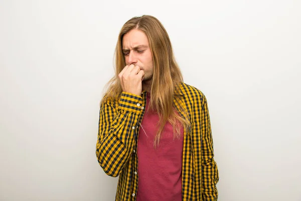 Hombre Rubio Con Pelo Largo Con Camisa Cuadros Que Tiene —  Fotos de Stock