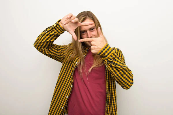 Sarışın adam uzun saçlı ve kareli gömlek yüz odaklanarak. Çerçeve sembolü