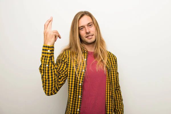 Sarışın adam uzun saçlı ve en iyi dilek ve geçiş parmak ile damalı gömlek ile