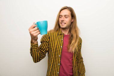 Sarışın adam uzun saçlı ve kareli gömlek bir fincan sıcak kahve holding ile