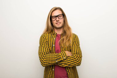 Sarışın adam uzun saçlı ve gözlüklü ve mutlu kareli gömlek ile
