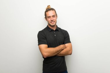 Beyaz duvar ön konumda geçti silah tutmak üzerinde uzun saçlı sarışın adam