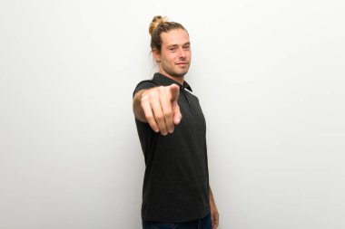 Beyaz duvar üzerinde uzun saçlı sarışın adam seni kendinden emin bir ifade ile parmak işaret