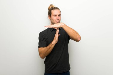 Beyaz duvar yapma dur jestle elini üzerinden uzun saçlı sarışın adam bir hareket durdurmak için