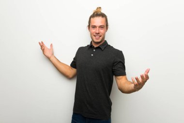 Beyaz duvar kibirli ve kendini beğenmiş üzerinde uzun saçlı sarışın adam kendini kavram seviyorum