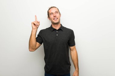 Sarışın adam uzun saçlı beyaz duvar niyetinde üzerinde parmak kaldırma sırasında çözüm anlar