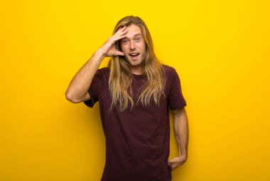 Sarı duvarın üzerinden uzun saçlı sarışın adam bir şeyin farkına vardım ve çözüm isteyen vardır