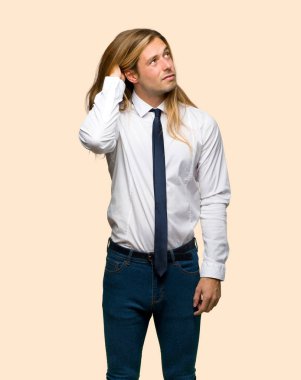 İzole arka plan üzerinde kafa çizilmemesi iken bir fikir düşünüyorum uzun saçlı sarışın iş adamı