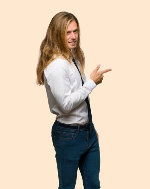 Sarışın işadamı tarafa izole arka planda lateral pozisyonda uzun saç işaret parmağı