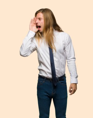 Lateral izole arka plan üzerine açık geniş ağızlı bağırmayı uzun saçlı sarışın iş adamı