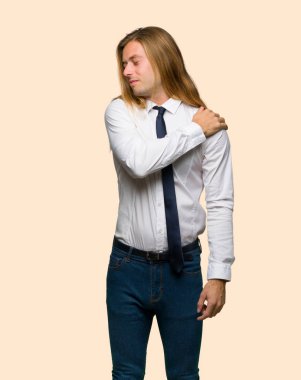 Bir çaba izole arka plan üzerinde yapılmış olması için omuz ağrısı muzdarip uzun saçlı sarışın iş adamı