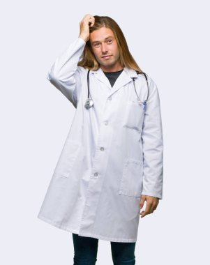 Doktor adam hayal kırıklığı ve izole arka plan üzerinde anlayış değil bir ifade ile