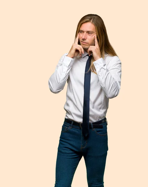 Hombre Negocios Rubio Con Pelo Largo Teniendo Dudas Pensando Fondo — Foto de Stock