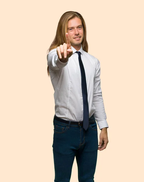 Blond Businessman Long Hair Showing Lifting Finger Isolated Background — Stock Photo, Image