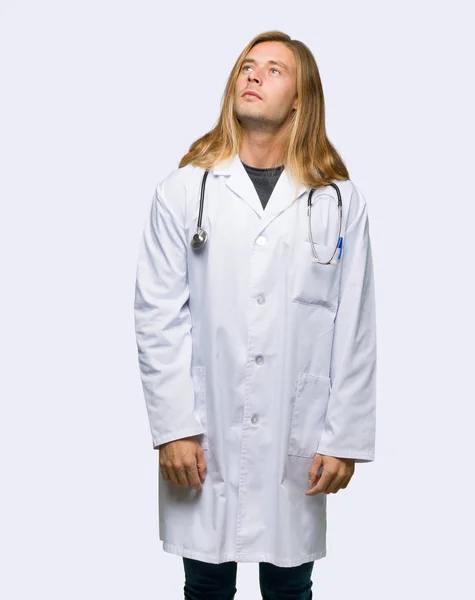 Γιατρός Άντρας Κοιτώντας Ψηλά Σοβαρό Πρόσωπο Απομονωμένες Φόντο — Φωτογραφία Αρχείου