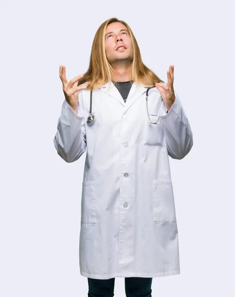 Doctor Hombre Frustrado Por Una Mala Situación Fondo Aislado — Foto de Stock