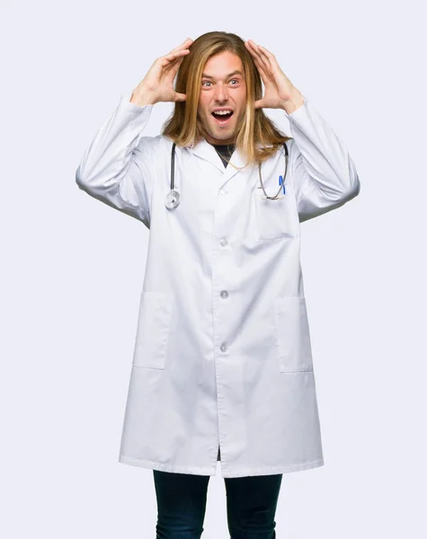 Arzt Mit Überraschung Und Schockiertem Gesichtsausdruck Vor Isoliertem Hintergrund — Stockfoto