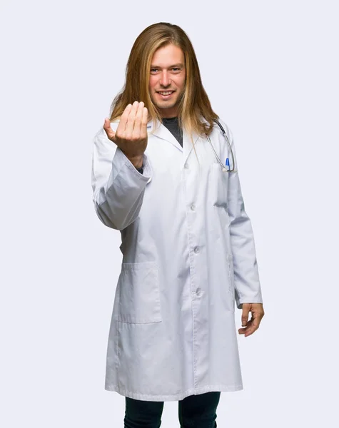 Doctor Hombre Invitando Venir Con Mano Feliz Que Vinieras Sobre — Foto de Stock