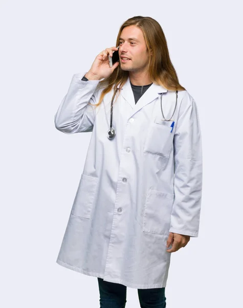 Γιατρός Άνθρωπος Διατηρώντας Μια Συνομιλία Κινητό Τηλέφωνο Απομονωμένες Φόντο — Φωτογραφία Αρχείου