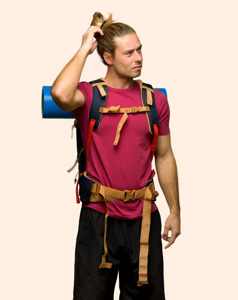 Turysta Człowiek Góry Backpacker Mając Wątpliwości Podczas Drapania Głowy Białym — Zdjęcie stockowe