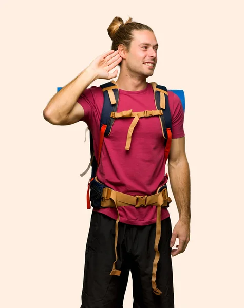 Turysta Człowiek Góry Backpacker Słuchając Coś Kładąc Rękę Ucho Białym — Zdjęcie stockowe