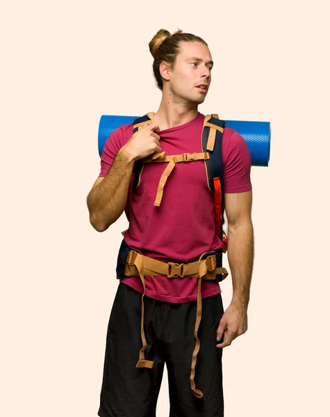 Turysta Człowiek Góry Backpacker Wyrażenie Zmęczony Chory Białym Tle — Zdjęcie stockowe