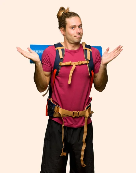 Hiker Man Mountain Backpacker Making Unimportant Gesture While Lifting Shoulders — Stock Photo, Image