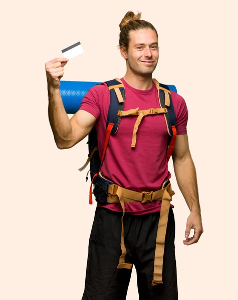 Wanderer Mit Gebirgsbackpacker Der Eine Kreditkarte Der Hand Hält — Stockfoto