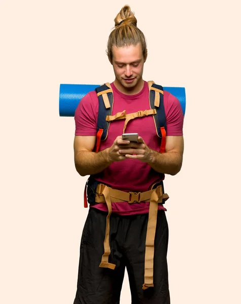 Hiker Man Mountain Backpacker Sending Message Mobile Isolated Background — Stock Photo, Image