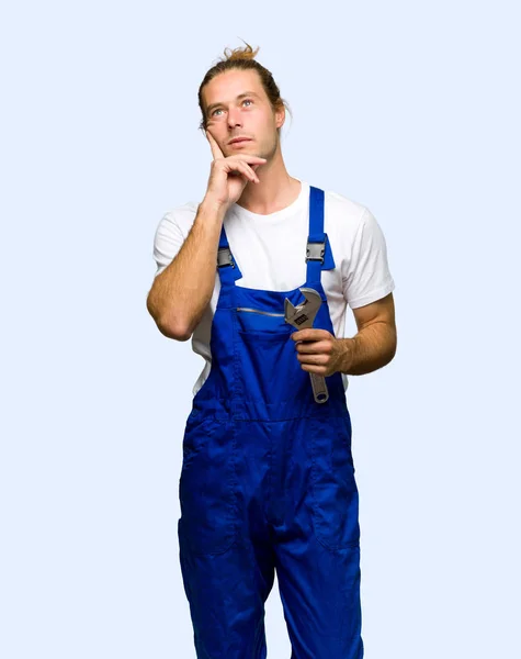 Workman Denken Een Idee Tijdens Het Opzoeken Geïsoleerde Achtergrond — Stockfoto