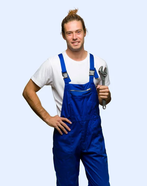 Workman Poserar Med Armar Hip Och Leende Isolerade Bakgrund — Stockfoto