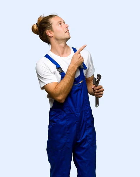 Workman Apontando Com Dedo Indicador Olhando Para Cima Fundo Isolado — Fotografia de Stock