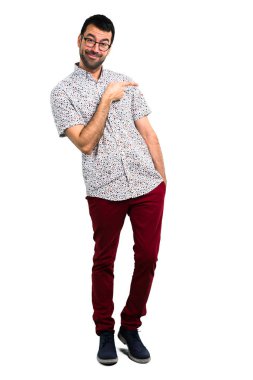 Lateral için işaret gözlüklü yakışıklı adam